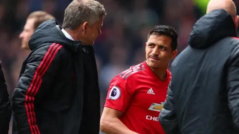 Alexis mira a su ex entrenador Ole Gunnar Solksjaer