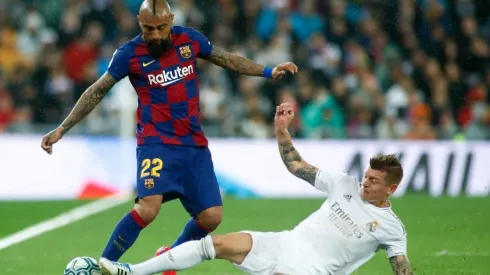 Toni Kroos ante Arturo Vidal en el superclásico español