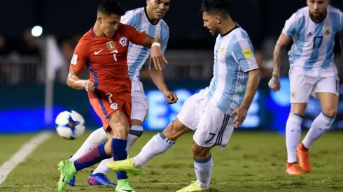 Alexis Sánchez y Sergio Agüero en la última visita de Chile a Argentina: derrota 1-0 para la Roja