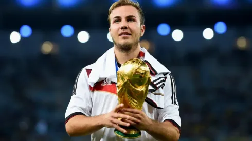 Mario Götze levanta la Copa del Mundo luego de ganarle con gol suyo la final a la Argentina de Lionel Messi