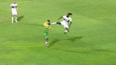 Brutal patada del togolés en la Copa Libertadores