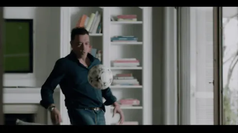 El relator del CDF, Claudio Palma, también forma parte de la nueva versión de "Que No Caiga", clásico comercial lanzado en 2008.