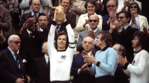 La Copa del Mundo levantada por Franz Beckenbauer será traída al presente.
