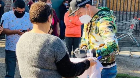 Paredes entregó cajas de mercaderías en la comuna de Cerro Navia.