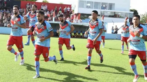 En la tribuna del Estadio Lorenzo Arandilla crece planta de marihuana por falta de fútbol.