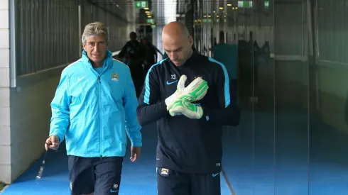 Manuel Pellegrini junto a Willy Caballero en una de las prácticas del Manchester City