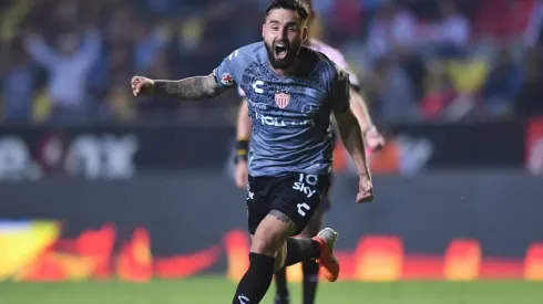 Gallegos festejando un gol cuando defendía los colores de Necaxa.