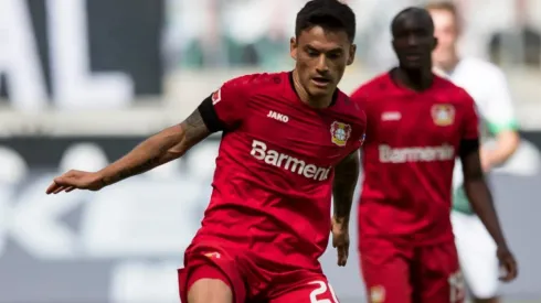 Charles Aránguiz salta a la cancha del BayArena para un nuevo encuentro de la Bundesliga este martes 26 de mayo.