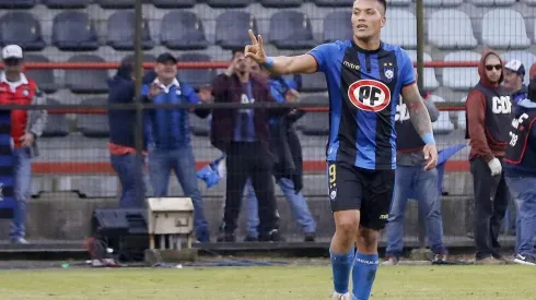 Javier Parraguez hizo dos goles y mandó un especial saludo en Huachipato