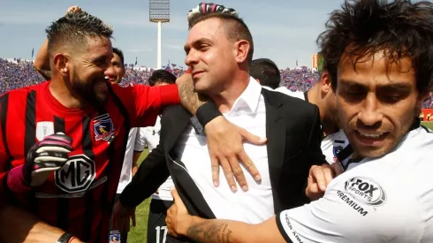 Agustín Orión y Jorge Valdivia abrazan a Pablo Guede en su último partido en Colo Colo. Hoy ninguno de ellos está en el Cacique y el resto de su "núcleo" termina contrato en diciembre. ¿Tiene realmente peso su opción de retorno?