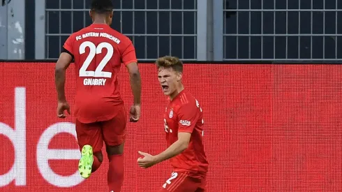Kimmich arrodillado celebra su gol ante el Borussia Dortmund
