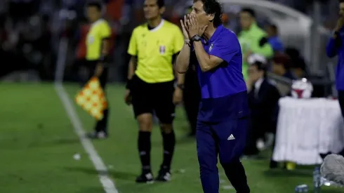 Mario Salas dirigiendo a Sporting Cristal, en su primer paso por Perú
