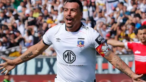 Esteban Paredes sorprende a vecinos de Puente Alto con aporte para olla común