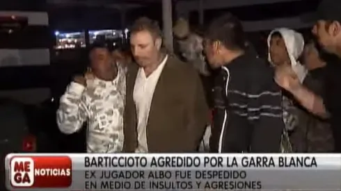 Imágenes que nadie quiere recordar: Barticciotto agredido por hinchas de Colo Colo