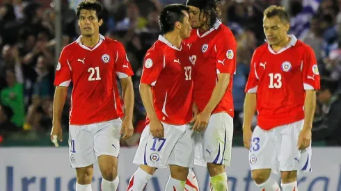 Gary Medel furioso con Waldo Ponce en el Centenario en la derrota ante Uruguay en 2011