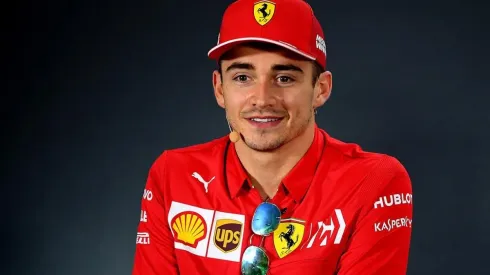 Charles Leclerc pagó caro dejar a su novia fuera de casa por culpa de Twitch y tuvo que dormir en el sofá