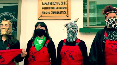 Las Tesis justo afuera de una prefectura de Carabineros, para la colaboración con Pussy Riot.