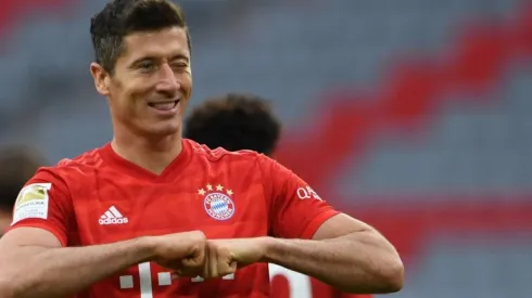 El polaco Robert Lewandowski celebrando con la camiseta del Bayern