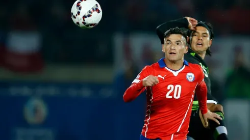 Charles Aránguiz en el áspero Chile vs. México de la Copa Chile 2015.