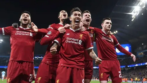 Plantel del Liverpool le rinde homenaje a George Floyd.