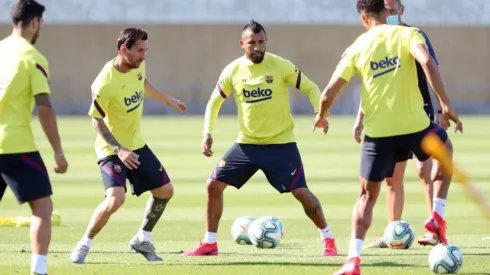 Arturo Vidal y el Barcelona realizaron su primera práctica con todo el plantel tras dos meses