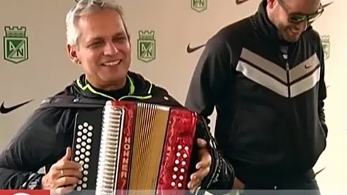 Reinaldo Rueda se toma con humor la reacción del vecindario ante su afición por el acordeón