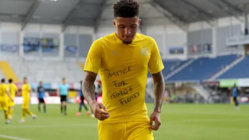 Jadon Sancho festejando con la polera en homenaje a George Floyd