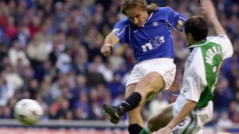 Sebastián Rozental enfrentando al Hibernian con la camiseta del Glasgow Rangers