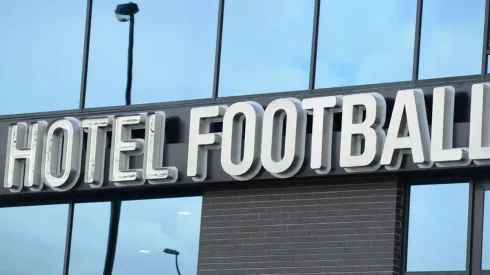 El lujoso penthouse del Hotel Football de los ex Manchester United Gary Neville y Ryan Giggs se arrienda por 1 millón 700 mil pesos por noche y 24.000.000 millones al mes