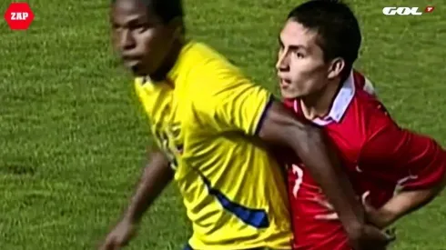 Carrasco generando la "autoagresión" en el partido ante Ecuador.