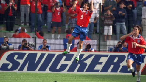 Zamorano festeja en Francia 98 con un "saltito".