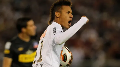 Neymar festeja ante Colo Colo.