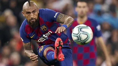 Marca asegura que Vidal tiene un pie fuera del Barcelona.