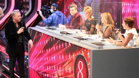 Una de las medidas de "Bailando por un Sueño" por la crisis sanitaria fue separar al jurado con paneles de acrílico.