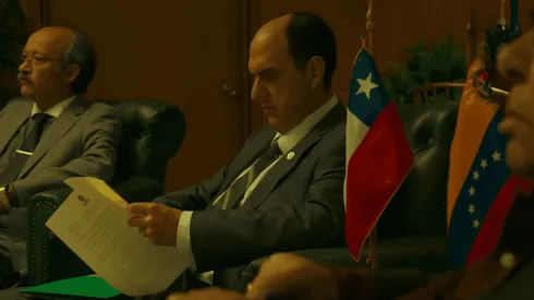 El Sergio Jadue de Andrés Parra en una de las reuniones de la Conmebol, durante una escena de "El Presidente".