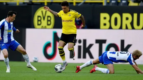 Jadon Sancho ante la defensa del Hertha Berlín
