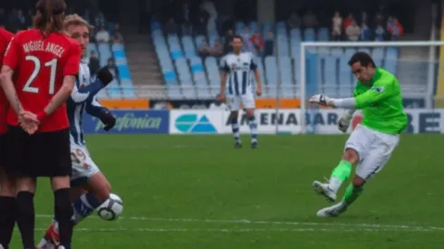 En España recordaron el día en que Claudio Bravo se vistió de goleador con la Real Sociedad