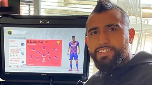 Arturo Vidal con la PS4 portatil