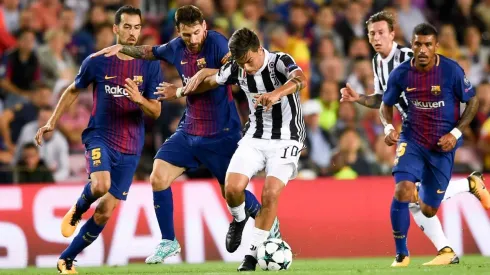 Paulo Dybala ante Lionel Messi en duelo de Champions League