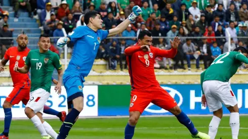 Carlos Lampe ante Esteban Paredes en las clasificatorias para Rusia 2018