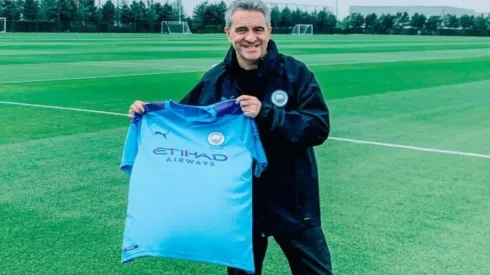 Lillo posando con la camiseta de Manchester City