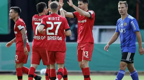 Charles Aránguiz celebró la victoria y la clasificación del Leverkusen