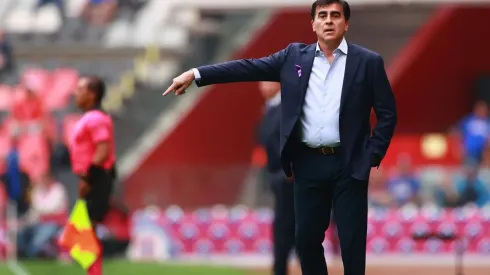 Gustavo Quinteros dirigiendo a los Xolos de Tijuana