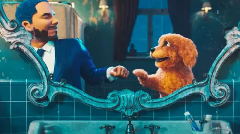 J Balvin y su amigo digital en el video de "Azul", de su disco "Colores".