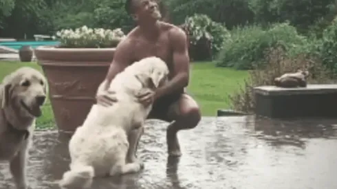 Alexis junto a sus perros en la previa a la vuelta al fútbol en Italia