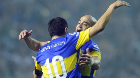 Santiago Silva y Juan Román Riquelme se abrazan en Copa Libertadores 2012