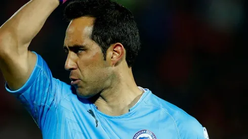 Claudio Bravo no le aguantó la tallita al cibernauta.