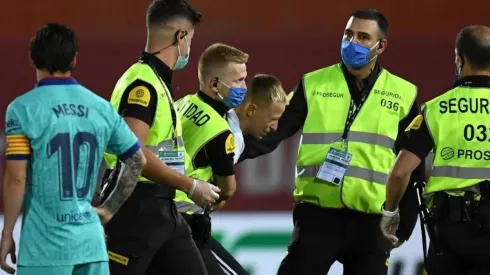 Un hincha se metió a la cancha durante el duelo entre Mallorca y Barcelona