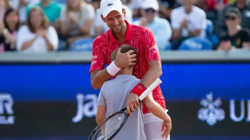 Novak Djokovic abrazando a un niño en Serbia