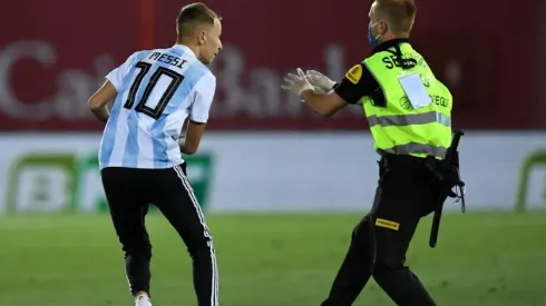 Hincha que se metió a la cancha en partido del Barcelona explica por qué lo hizo